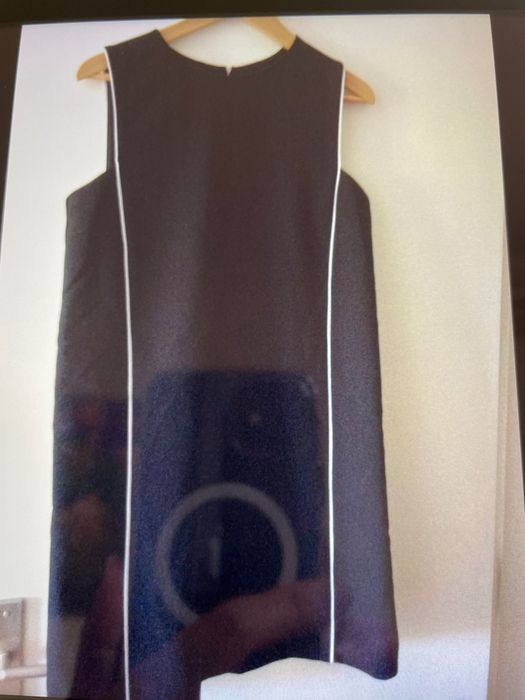 Vestido preto sem mangas e com listas brancas de cada lado, tamanho XL