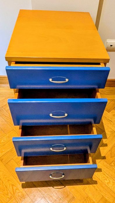 Mesinha de cabeceira com gavetas "lacadas a azul"
