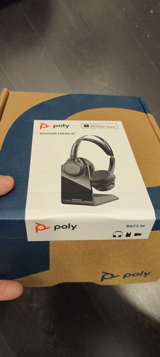 Headset POLY Voyager Focus UC B825-M novo e selado