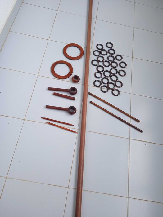 Varão com 2,60cm e outros acessórios em madeira para cortinados