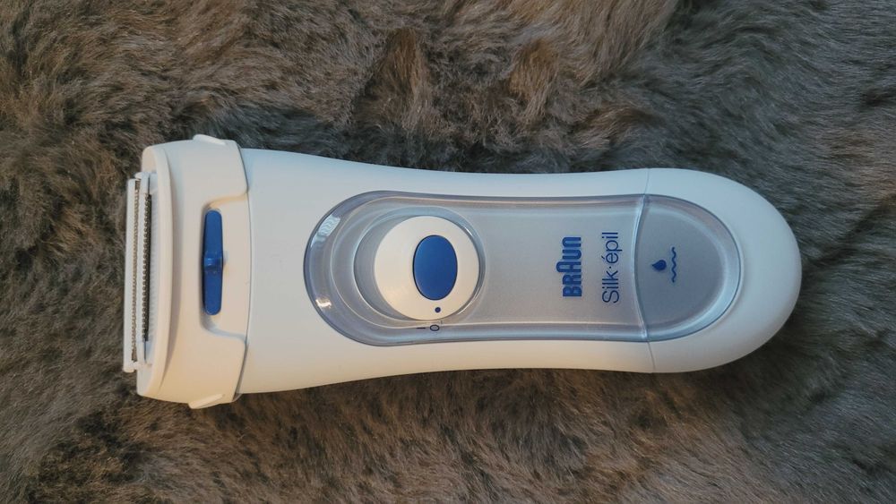 Жіноча електробритва Braun