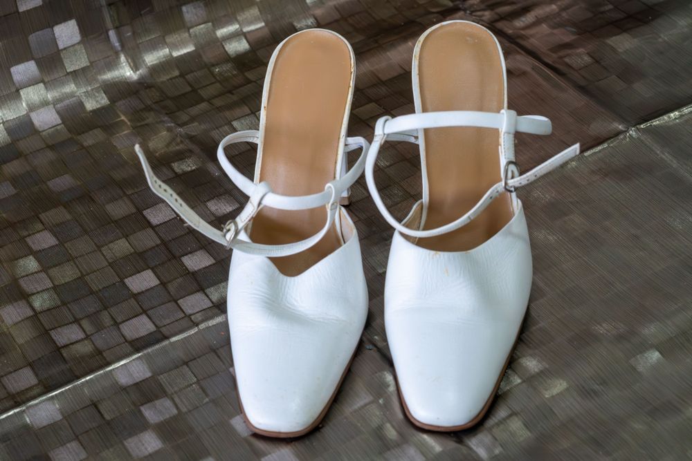 Sapatos casamento scarpin de salto alto brancos, com bico quadrado e alça no tornozelo.