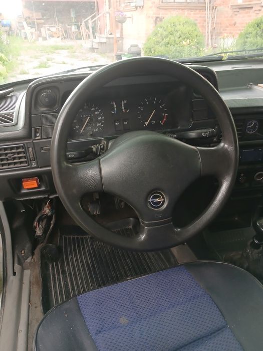 Опель кадет 1,6 бензин.