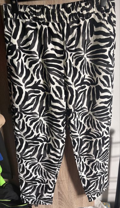 Spodnie we wzory z kieszeniami. Czarno-białe. Len i wisloza