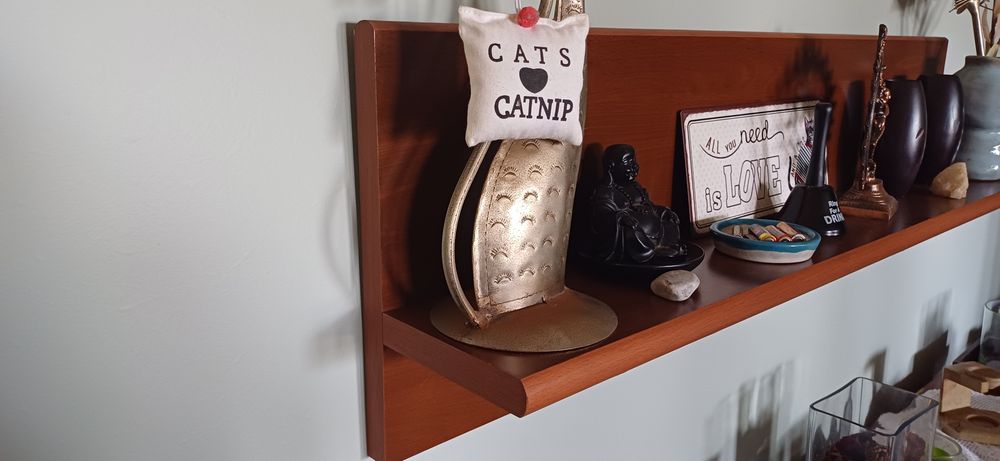 Mesa de jantar, cadeiras e aparador