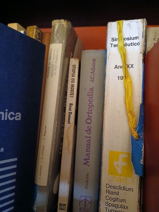 Varios livros sobre medicina antigos