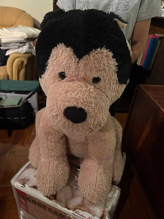 Cão de Peluche Preto e Castanho