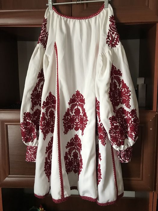 Продам вишивану сукню