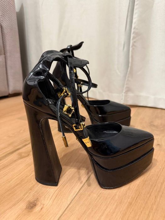 Лакові  туфлі versace на платформі із золотою фурнітурою