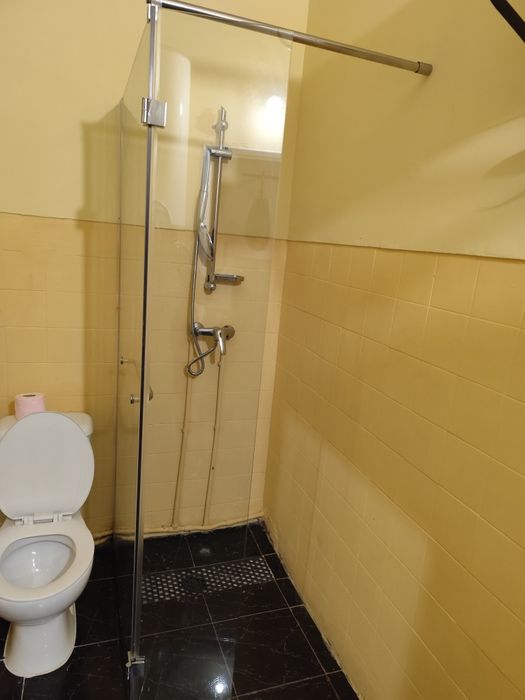 Poliban em vidro com conjunto de chuveiro