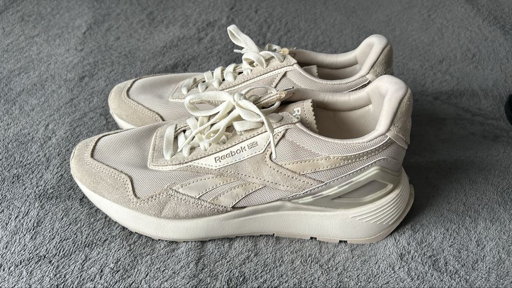 Кросівки Reebok унісекс 39 розмір бежеві замш/сітка