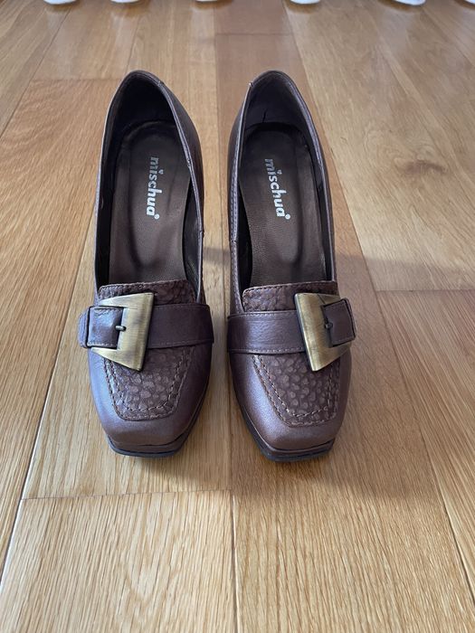 Sapatos em pele cor castanha, confortáveis, usados apenas uma vez