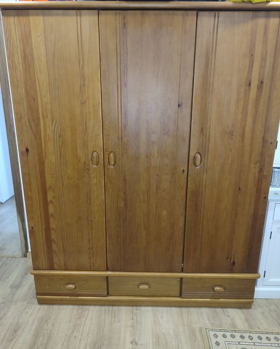 Roupeiro de madeira ótimo estado