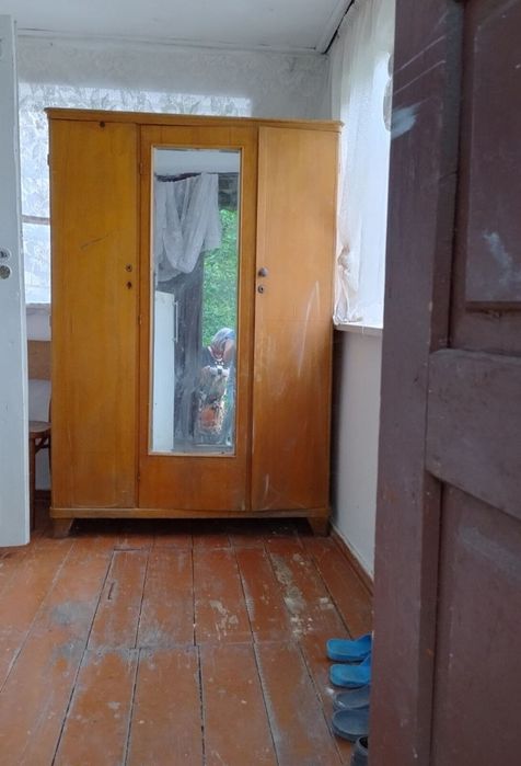 Будинок з підвалом, мансардою є садок. Мінімальне оформлення43306