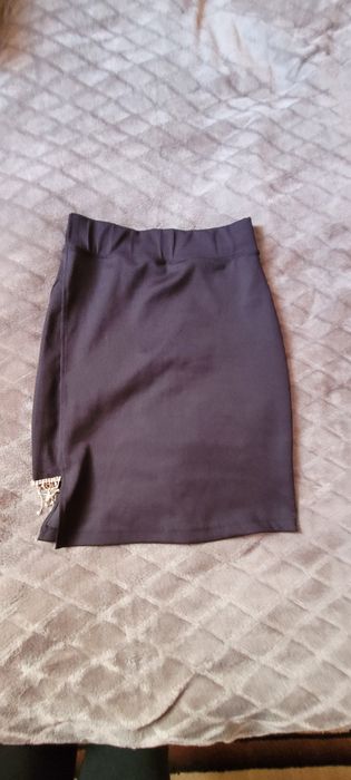 Чорна спідниця в рубчик.