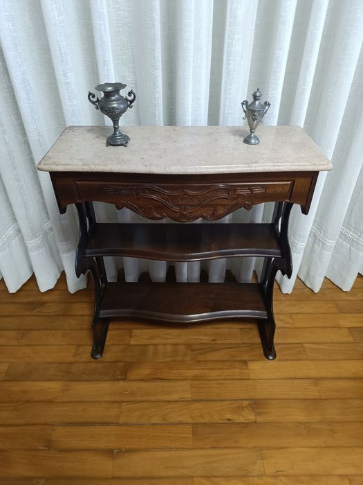 Mesa antiga de apoio restaurada em madeira maciça de mogno.