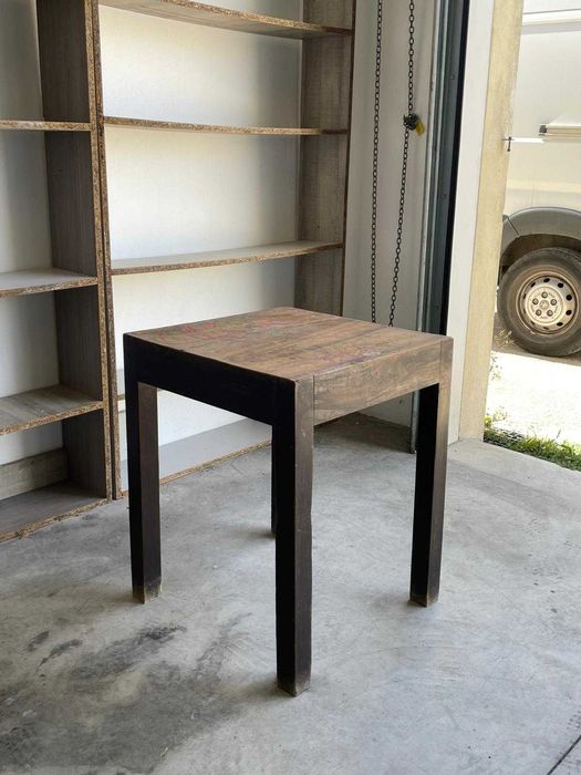 Mesa rústica pequena