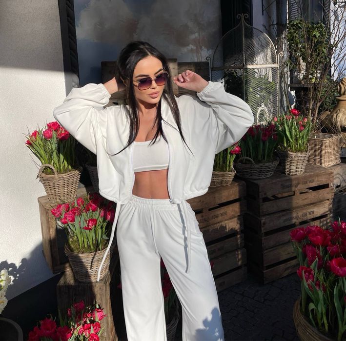 Жіночий велюровий костюм