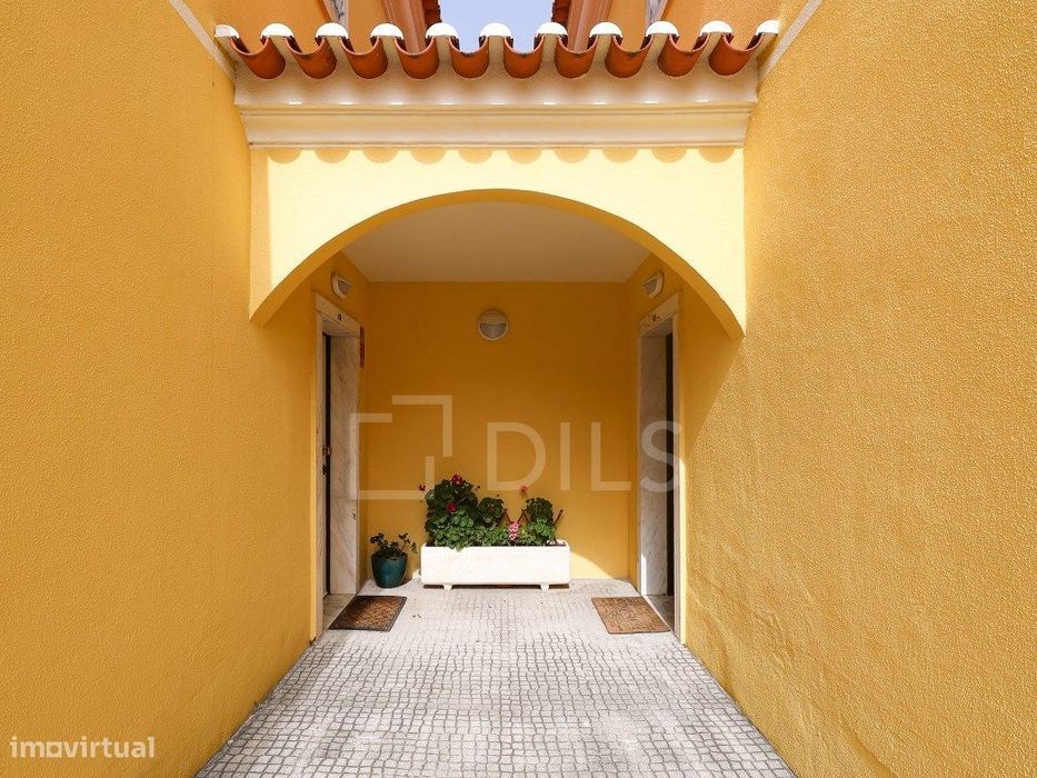 Moradia T4+1 em Cascais, com jardim privativo e piscina em condomínio