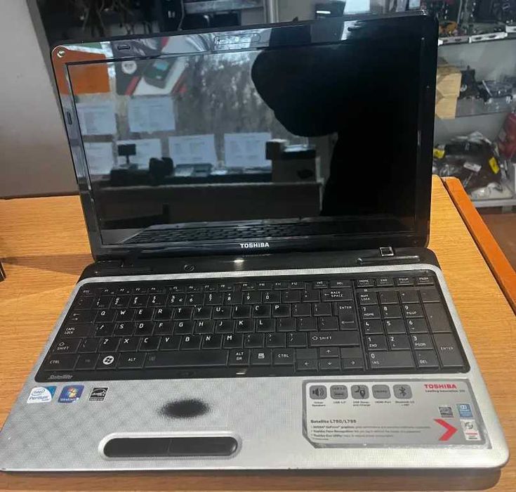 Laptop TOSHIBA Satellite L750- czyszczenie serwisu