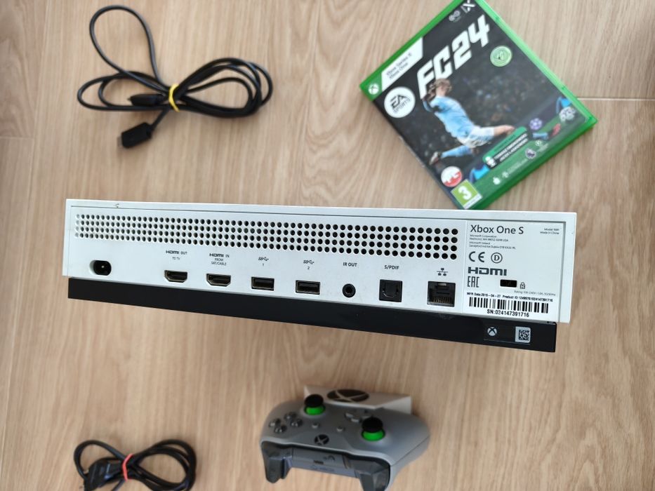 Xbox one s 1TB pad FIFA 24