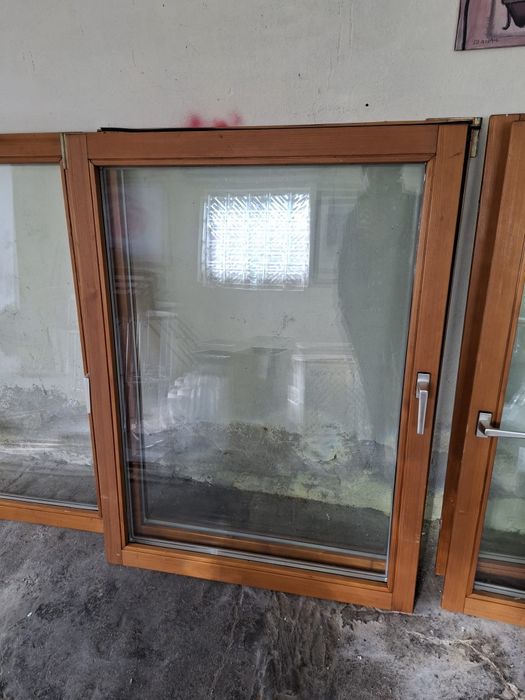 Okna drewniane bez ram.