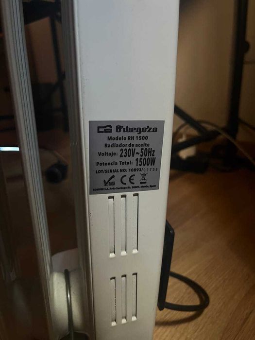 Aquecedor a óleo com rodas, 1500W