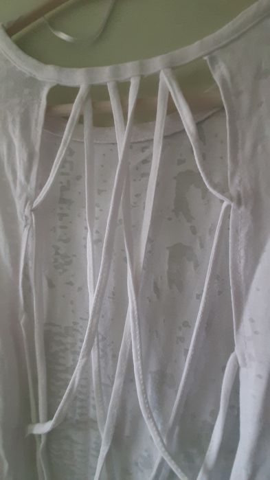 T-shirt branca com costas abertas