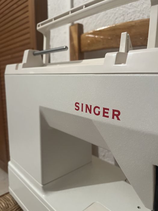 Máquina de costura SINGER com pedal