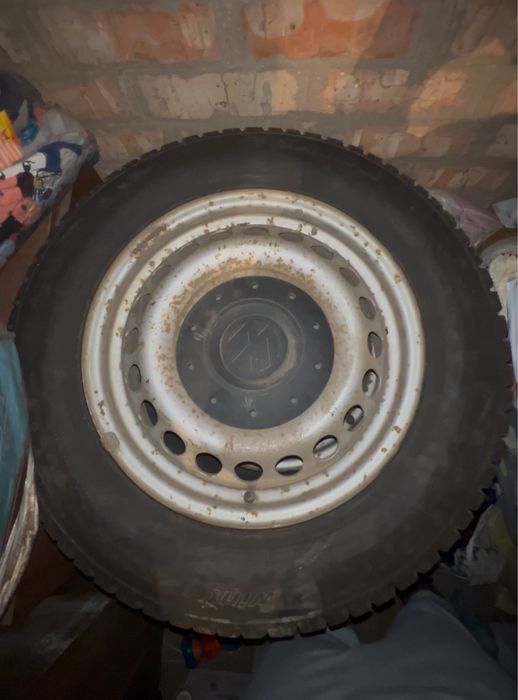 Продам колеса размер 215/65 R16 цена 8500 комплект ЗИМА