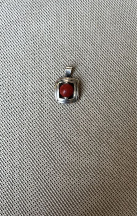 Wisiorek z koralem czerwonym