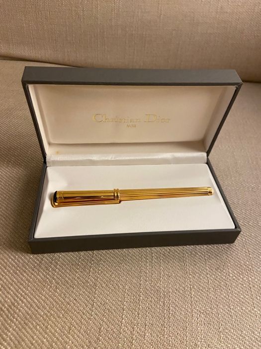 Caneta Cristian Dior banhada a ouro.