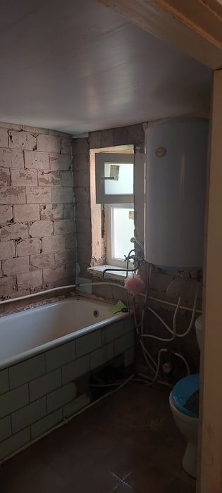 Продам дом, есть газ, свет, скважина, печное отопление.