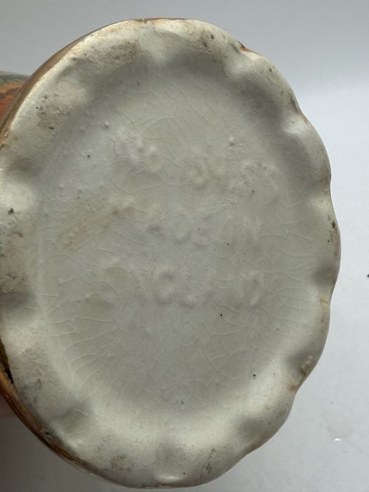 Ceramiczny wazon z dwoma uchwytami w stylu secesyjnym