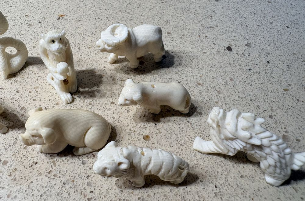 Antigo precioso conjunto de 11 animais asiáticos do Zodiaco esculpidos