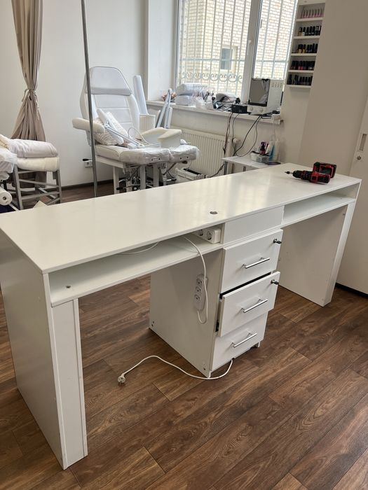 Манікюрний стіл  для двох майстрів