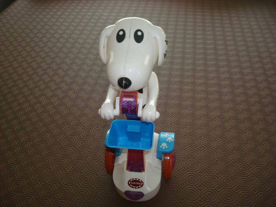 Boneco Snoopy com trotinete, a pilhas