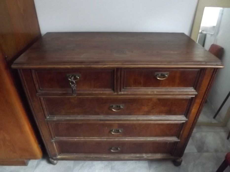 Stara zabytkowa drewniana komoda z szufladami