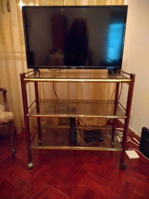 Mesa de TV vintage anos 80 — madeira, vidro e metal dourado