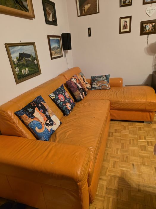 Oddam naroznik z miękkiej  skóry .