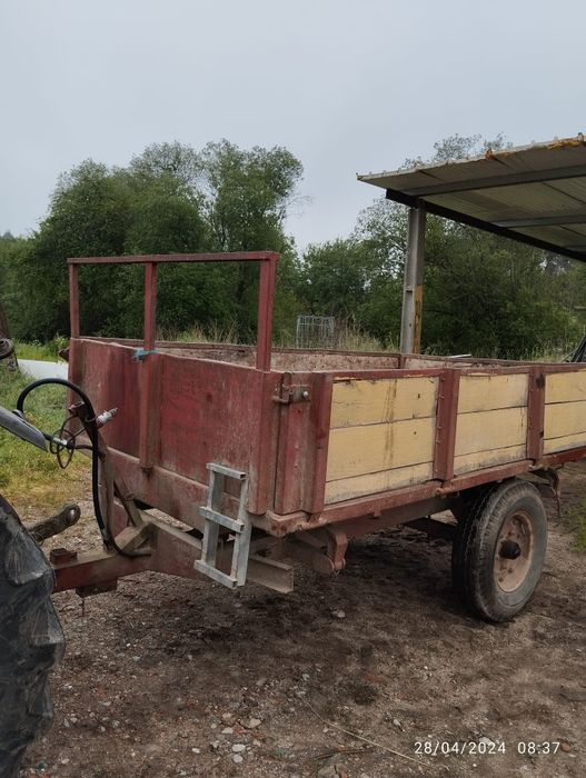 Reboque tribasculante