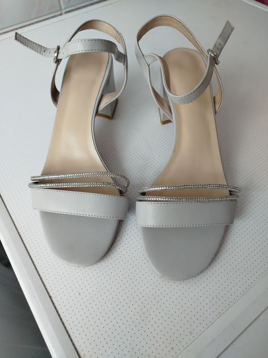 Продам  босоніжки