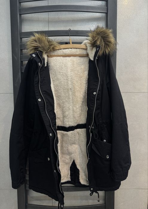Czarna kurtka zimowa/parka z futerkiem