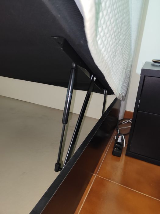 Cama de casal com pouco uso