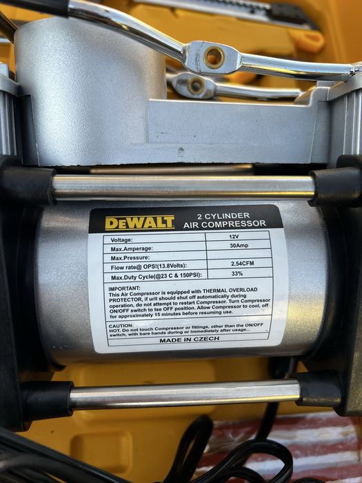 Автокомпресор DeWALT та ремонтний набір шин.