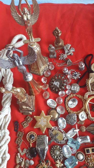 Duzo złotych srebrnych pasów dużo rożnych