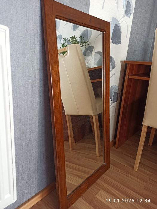 Lustro w drewnianej ramie