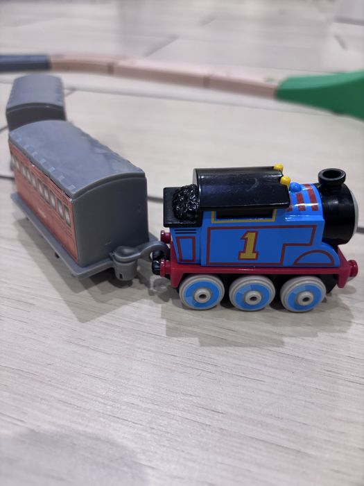 Томас паровозик з вагонами