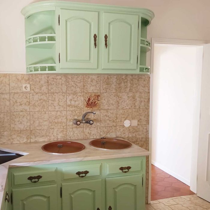 Apartamento com 1 quarto, cozinha, jardim e estacionamento