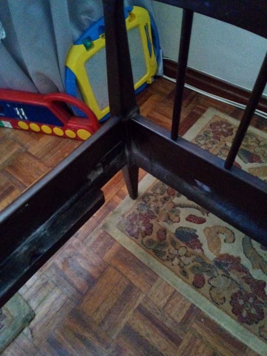Cama Antiga em Madeira Maciça para Solteiro em Ótimo Estado